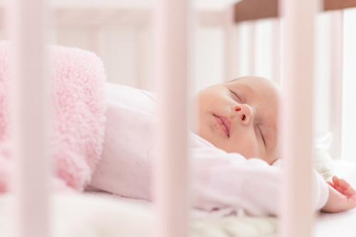 Los cojines antivuelco o posicionadores para la cuna son peligrosos para los bebés por el riesgo de asfixia