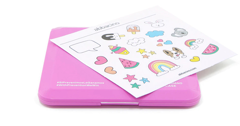 Estuche para mascarillas Abbacino en rosa con boquilla y stickers