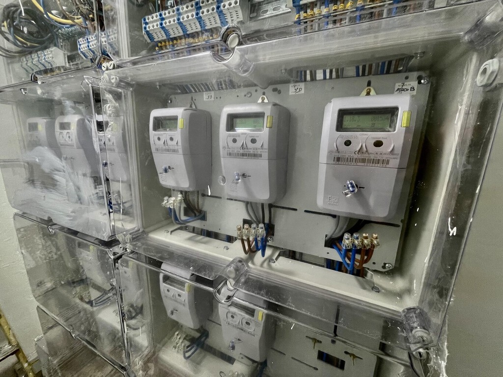 ¿Notas un consumo excesivo de luz en casa? Así puedes comprobar si alguien te está robando la luz en tu contador