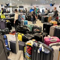 Você amarra fitas às malas para identificá-las no aeroporto? Funcionários alertam que essa pode ser uma péssima ideia 