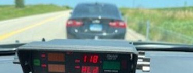 La policía para a un chaval de 19 años que conducía a 200 km/h. Su excusa: que iba a comprar pollo frito