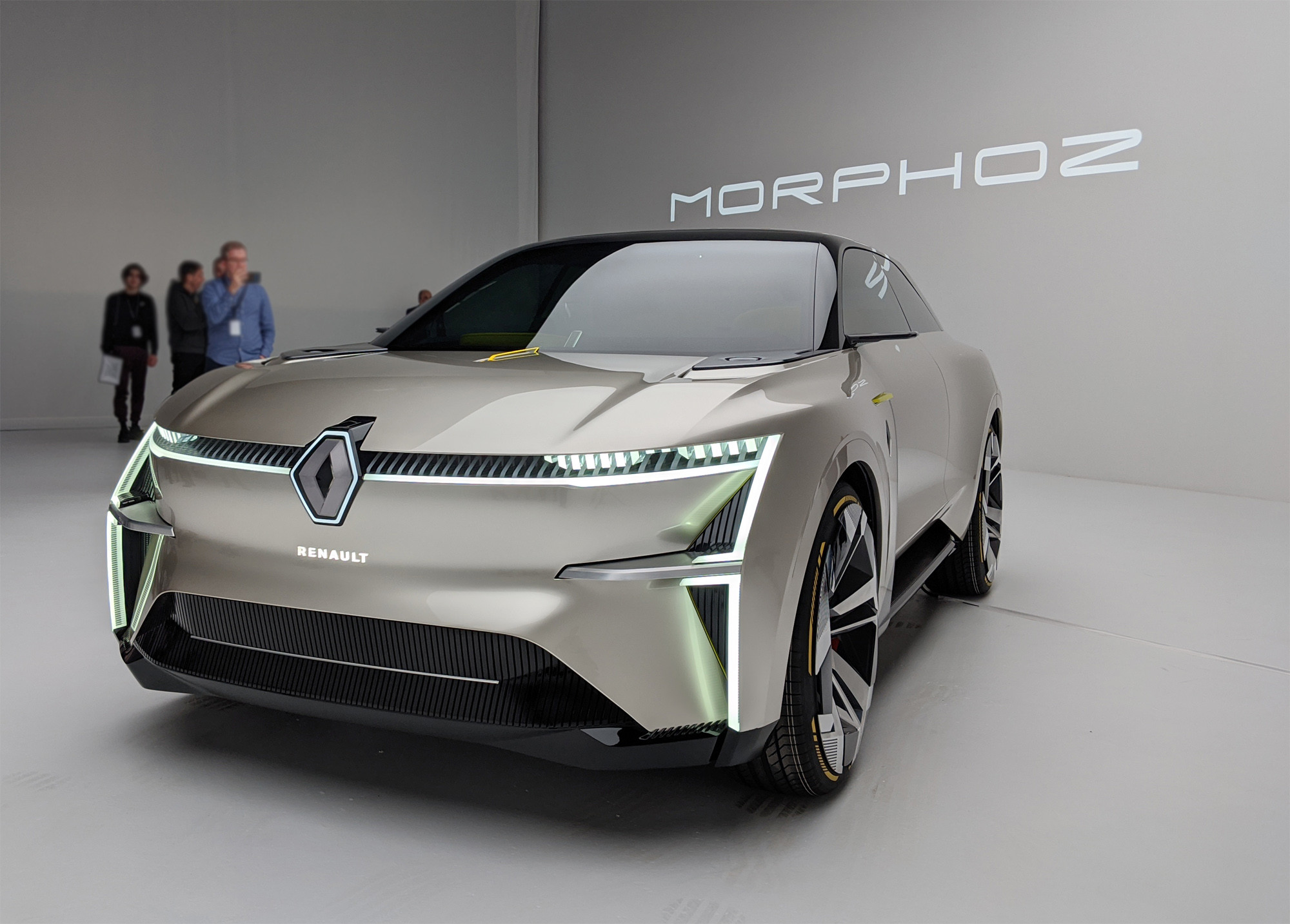 Este es el Renault Morphoz, un coche eléctrico conceptual que se estira “a lo Transformer” para alcanzar los 700 km de autonomía