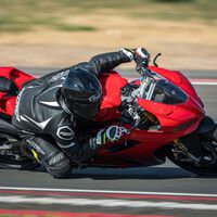 Probamos la Ducati Panigale V2 S: la deportiva 'pequeña' de Ducati ahora será menos potente pero es una moto mejor y más fácil