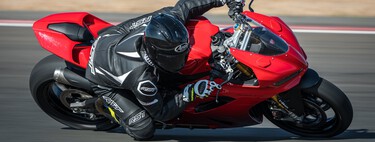 Probamos la Ducati Panigale V2 S: la deportiva 'pequeña' de Ducati ahora será menos potente pero es una moto mejor y más fácil