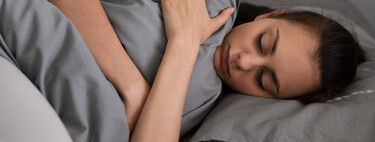 Si no puedes dormir sin tu pareja al lado, la ciencia tiene la solución: ponte su camiseta usada 