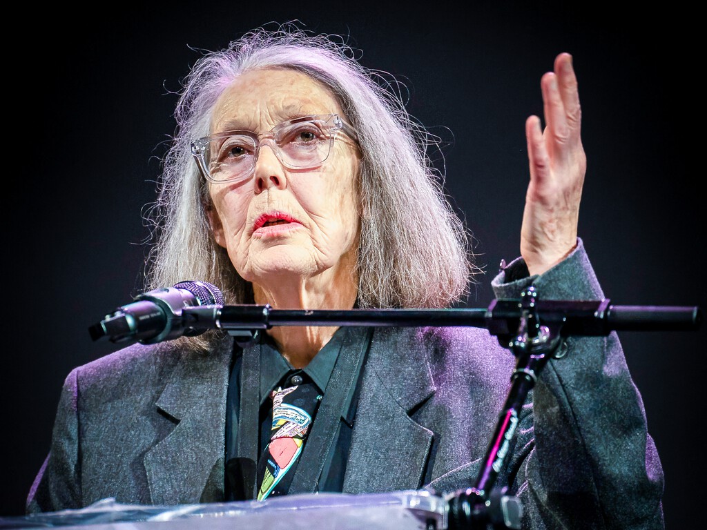 Anne Carson, Nobel de literatura: “La madre nos tenía prohibido caminar hacia atrás, así es como caminan los muertos, decía”