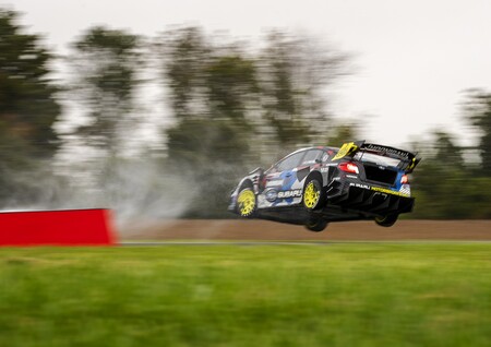 El nuevo Gymkhana de Travis Pastrana a bordo del Hoonigan WRX STI es un festín de acrobacias y olor a caucho quemado