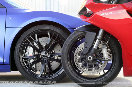 Audi R8 V10 Plus vs Ducati 899 Panigale