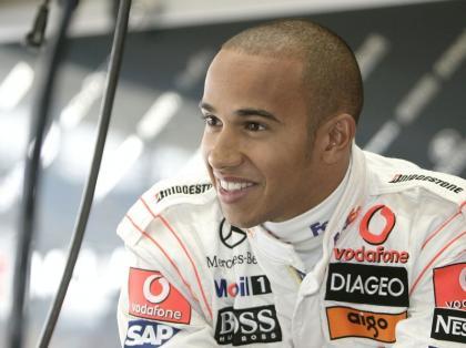 Lewis Hamilton paga 260.000 euros por una matrícula