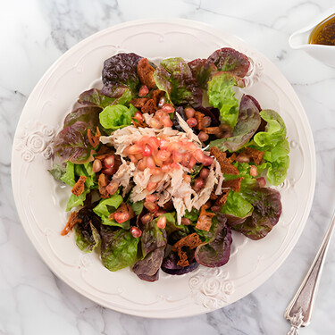 Ensalada de perdiz escabechada con granada y vinagreta de miel: receta de ensalada con un punto especial