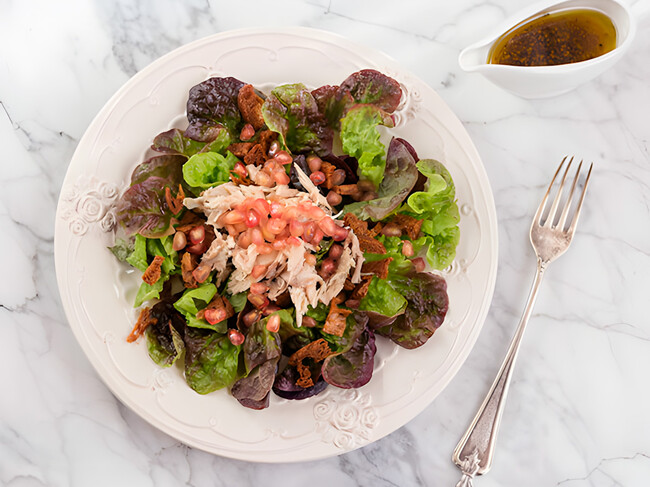 Ensalada de perdiz escabechada con granada y vinagreta de miel: receta de ensalada con un punto especial