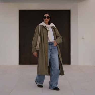 Las nuevas New Balance súper minimalistas en color arena que arrasan este otoño con gabardinas  