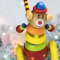 Una pareja de jubilados fabrica 1.400 juguetes de madera para repartirlos entre los niños más necesitados esta Navidad