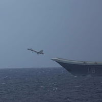 Los cazas chinos están aproximándose peligrosamente a los F-16 de Taiwán. Y les están "disparando" bengalas