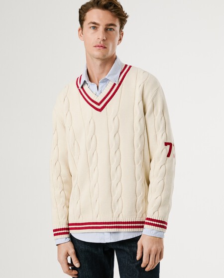 Llego El Otono Y Tu Armario Esta Listo Para Recibir La Prenda Clave Para Que Tus Estilismos Griten Lujo Silencioso El Jersey De Cuello En Pico