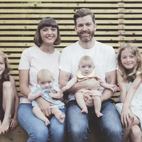Una famosa "instamom" británica cierra su cuenta tras ser acusada de utilizar a sus hijas para ganar dinero