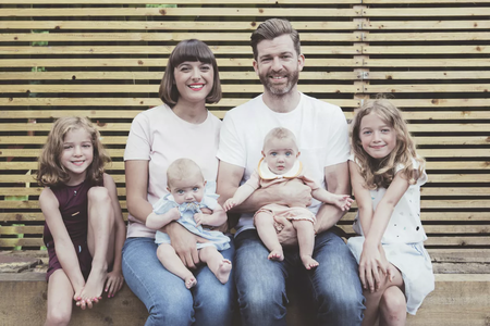 Una famosa "instamom" británica cierra su cuenta tras ser acusada de utilizar a sus hijas para ganar dinero