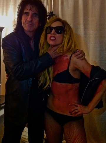 Bloody Gaga se felicita el cumpleaños a si misma
