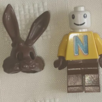 Fã de LEGO vasculha coisas antigas e encontra um boneco Nesquik com mais de 20 anos e muito valioso 