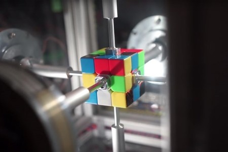 Nuevo récord: robot resuelve un cubo de Rubik en 0,38 segundos