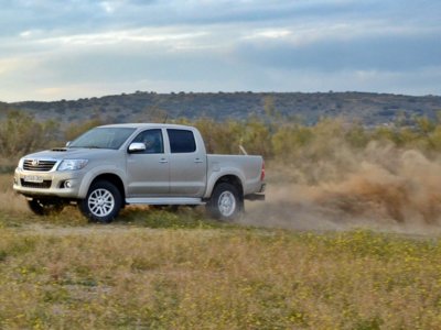 Probamos el Toyota Hilux en pleno campo y arena, y así es cómo el trabajo se vuelve aventura 