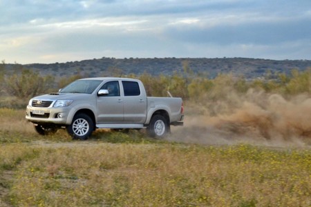 Probamos el Toyota Hilux en pleno campo y arena, y así es cómo el trabajo se vuelve aventura