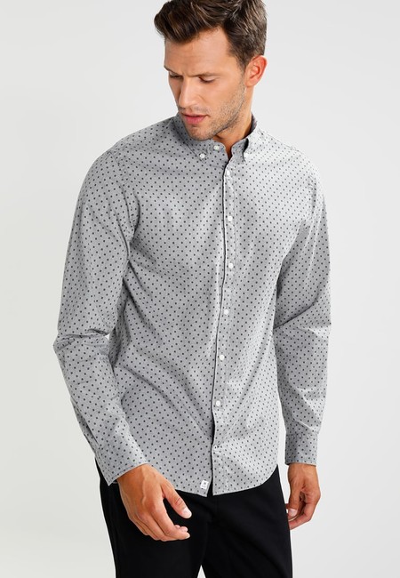 50% de descuento en la camisa de Tommy Hilfiger Hey Geo New York Fit: ahora 49,95 euros en Zalando con envío gratis