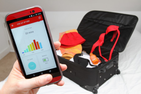 Vodafone trabaja en bañadores, sombreros y maletas conectados para evitar pérdidas y sobrexposiciones al sol