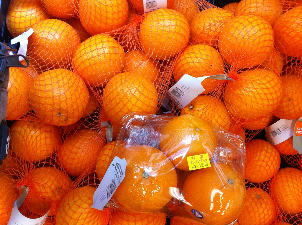Las naranjas se venden en extrañas bolsas de red rojas por una razón muy sencilla: para que compres muchas más
