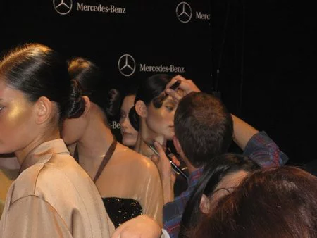 Colores y carreras: dos días en el 'backstage' de la Fashion Week Madrid