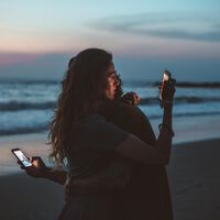 Los humanos nos estamos enamorando de IAs y no son casos aislados: ya se cuentan por miles