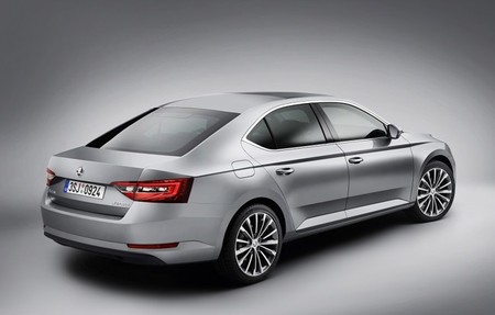 Skoda Superb 2015 Trasera