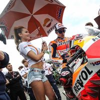 Márquez habla de la polémica prohibición de las azafatas: "Habría que regular su vestimenta, no quitarlas"