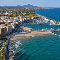 La alternativa a Peñíscola para viajar en camper: playas kilométricas, un puerto con mucho ambiente y uno de los yacimientos íberos mejor conservados 