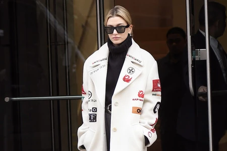 Este es el abrigazo de Off White que ya se ha puesto Hailey Baldwin y que seguro se convertirá en exitazo el próximo otoño