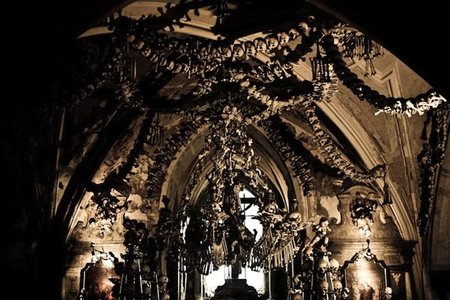 El osario de Sedlec (y III): otros lugares repletos de huesos