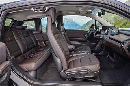 BMW i3s interior con puertas abiertas