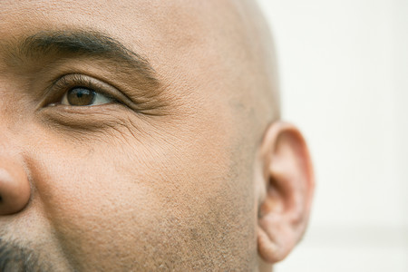 Tus tímpanos se mueven en sincronía con tus ojos, pero no sabemos por qué