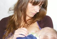 Facebook censura la foto de una madre amamantando a su bebé