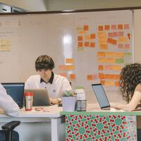 El papel de los ingenieros jóvenes está en el aire por la IA. El CEO de GitHub los defiende: "Es importante tener esas ideas frescas"
