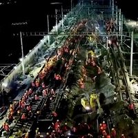 Na China, 1.500 trabalhadores se unem para construir estação ferroviária em 9 horas 
