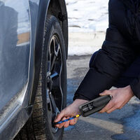 Este compresor para hinchar las ruedas de tu coche en cualquier sitio es pequeñísimo y ahora cuesta casi la mitad