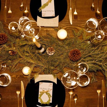 Crea una mesa elegante con las hojas del pino que se caen del árbol: en Chiapas lo usan para atraer la prosperidad