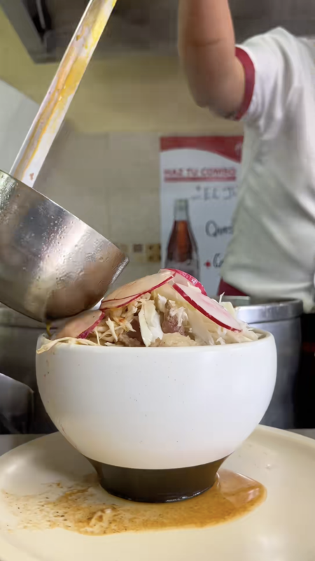 En esta dirección encuentras la famosa pozobirria, una mezcla de pozole y birria ideal para los días de lluvia en CDMX