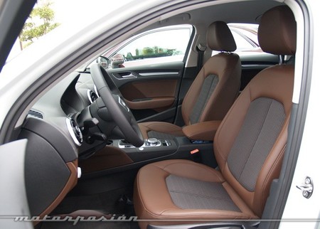 Audi A3 sedán interior marrón 36