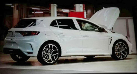 ¡Sin camuflaje! Aquí tienes al Renault Mégane R.S. en todo su esplendor