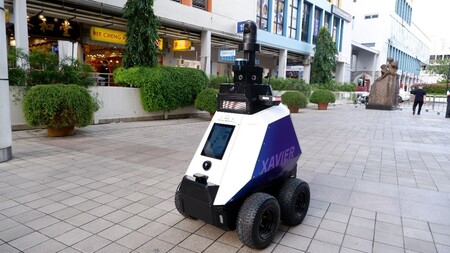 Este es Xavier, con la tecnología de conducción autónoma de los coches, patrulla las calles de Singapur y detecta malas conductas