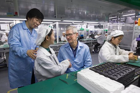 Tim Cook visitando una fábrica en China