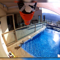 Estaba harto de que las palomas vinieran a su piscina. Su invento las acabó espantando a base de pistoletazos de agua