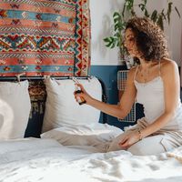 "Para que la casa siempre huela bien, pulverizo este ambientador casero sobre las cortinas". Alicia Martínez, experta en limpieza 